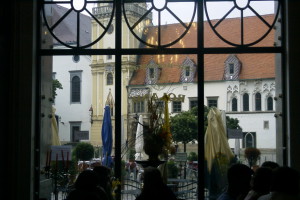 Utsikt genom ett caféfönster i Bratislava